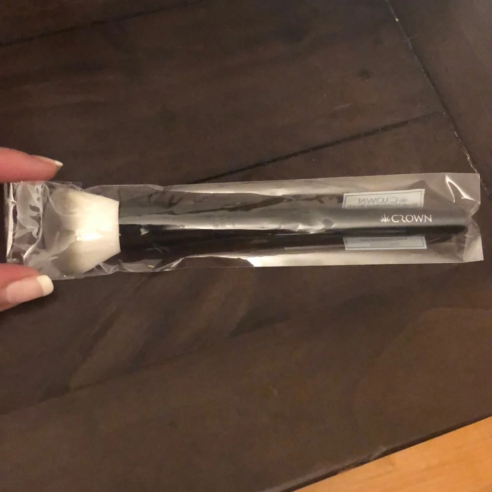 Crown blush highlighter brush